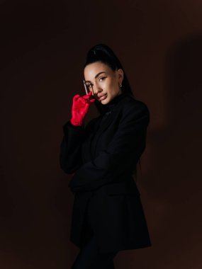 Siyah ceketli, elinde şırınga tutan ve kameraya bakan kendine güvenen genç bayan kozmetolog. Estetik tıp güzellik prosedürü tedavi kavramı.