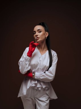 Zarif genç bayan kozmetik uzmanı ya da elinde şırınga tutan beyaz üniformalı hemşire. Estetik tıp Yaşlanma Karşıtı Güzellik Tedavi Konsepti.