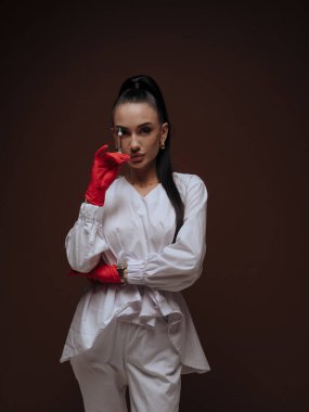 Zarif genç bayan kozmetik uzmanı ya da elinde şırınga tutan beyaz üniformalı hemşire. Estetik tıp Yaşlanma Karşıtı Güzellik Tedavi Konsepti.