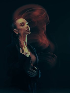 Göğsüne dokunan zarif bir kadının kafasının etrafında hafif izler olan etkileyici portresi. İç duyguyu, düşünceyi, enerjiyi ya da ruhsal bağlantıyı temsil eden kavramsal görüntü.