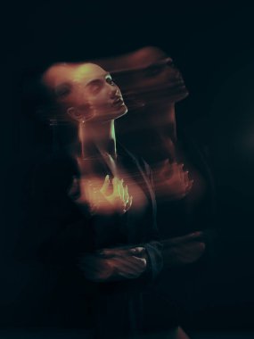 Çarpıcı bir ifadeyle kadın portresi, elleri göğsünde. İç duygu, hafıza, zaman veya psikolojik gerilim için kavramsal fotoğraf.