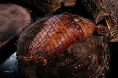 Tütsülenmiş domuz budu, geleneksel et. Üst Manzara. Koyu arkaplan