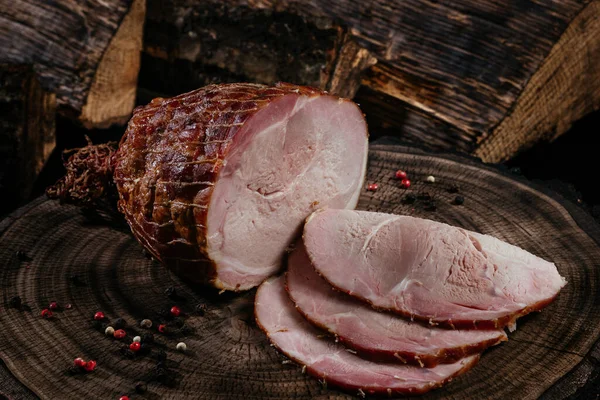 Pezzo Maiale Appena Affumicato Tagliato Fette Disposto Fondo Legno Con — Foto Stock