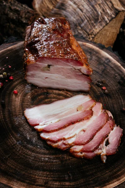Røykt Spekk Bacon Halvt Stykke Mørk Trebakgrunn Topputsikt Nærbilde Bilde – stockfoto
