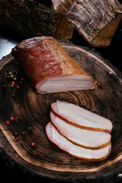 Pedaço Porco Recém Fumado Fatiado Colocado Fundo Madeira Com Toco — Fotografia de Stock