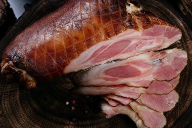 Altın, taze, iştah açıcı domuz jambonu, domuz budu, tütsülenmiş, ızgara, barbekü. Bira için atıştırmalıklar, gurmeler için. Doğal ev yapımı yiyecekler. Yüksek kalite fotoğraf
