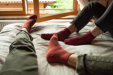 Genç çift çorap yatağında dinleniyor. Kapatın. Yüksek kalite fotoğraf