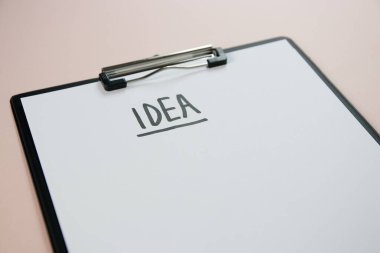 Kavramsal fotoğraf. Bej bir arka planda bir pano, kara kalemle yazılmış bir kelimenin olduğu bir sayfa a4. - Evet. Yüksek kalite fotoğraf