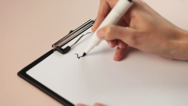Meisjes hand close-up met een marker geschreven A4 papier 2021 Nieuwjaar maakt — Stockvideo