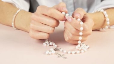 Güzel elleri olan genç bir kız tespih çeker ve dua eder. Kız barış ve dünyadaki salgının üstesinden gelmek için dua ediyor..