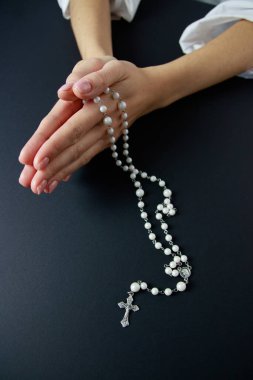 Barış için, sağlık için, pondemik tuvalleri için dua eden kız tespih bahçesindeki böceğe dua ediyor..