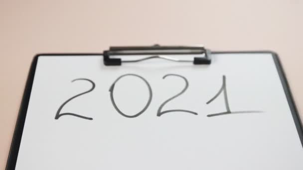 Concept, 2021 en toiletpapier, handdoek, crisis 2021 coronavirus — Stockvideo