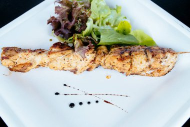 # Tavuklu kebap # # Hediye bir çubukta # # Tabakta otlar #.