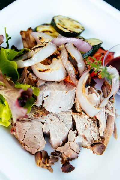 Green meat salad and vegetable with tomato sauce on a white plate — Stock Photo, Image