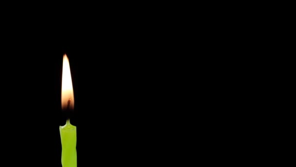 Close-up Single Candle Flame geïsoleerd op zwarte achtergrond — Stockvideo
