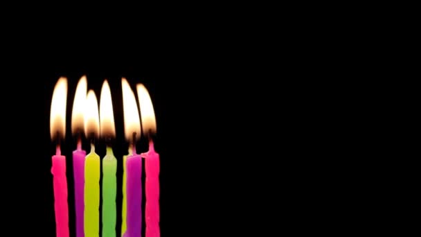 Velas coloridas do lit na rotação do aniversário, preto isolado — Vídeo de Stock