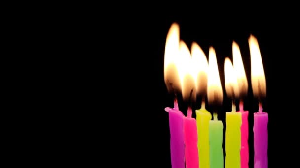 Velas coloridas do lit na rotação do aniversário, preto isolado — Vídeo de Stock