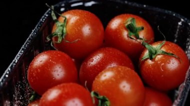 Sağlıklı beslenme ve alışveriş kavramını değiştiren taze vişneli domatesler süpermarketin kara arka planında