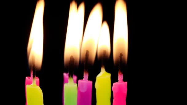 Barevné Lit svíčky na narozeniny rotace, izolované černé — Stock video