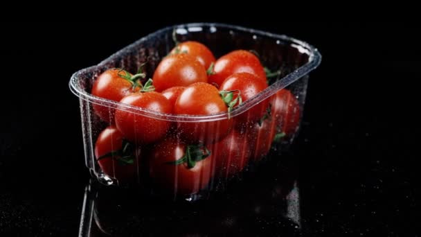 Tomates cerises fraîches concept rotatif de saine alimentation et des achats dans le fond noir supermarché — Video