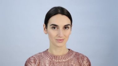 Güzel bir kadının mutlu bir şekilde kameraya bakıp başarılı bir yaşam tarzının tadını çıkardığı portresi.