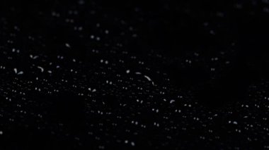 Siyah bir zemin üzerinde su damlacıkları kıvrımlı dokulu arka plan