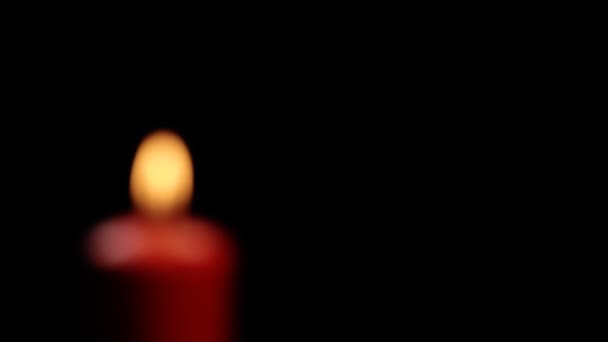 Burning candle close-up σε μαύρο φόντο για κείμενο — Αρχείο Βίντεο