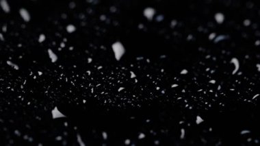 Yakın plan su damlacıkları arka plan ışığı ve siyah ayna arka plan ışığı. döndür
