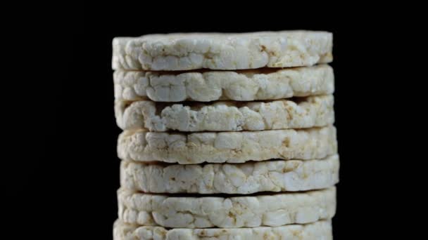 Reisbrot mit Buchweizen. Reiskuchen rotierend auf schwarzem Hintergrund — Stockvideo