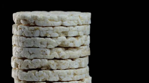 Pane di riso con grano saraceno. Torta di riso rotante su fondo nero — Video Stock