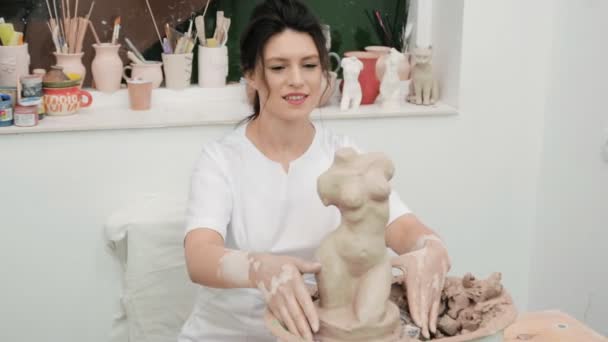 Young girl makes a sculpture of clay close up, uses special tools. — Stock Video