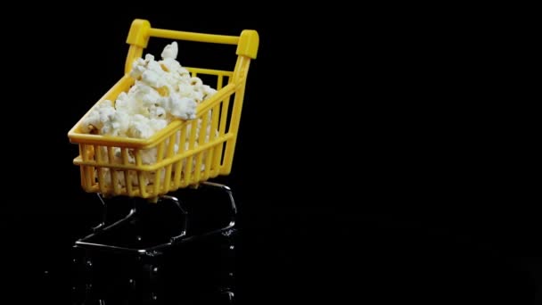 Verse popcorn in een winkelwagen. Presentatie van popcorn voor het vertonen van de film. — Stockvideo