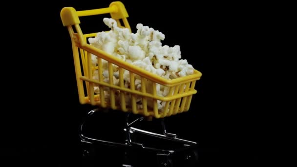 Popcorn freschi in un carrello della spesa. Presentazione dei popcorn prima della proiezione del film. — Video Stock