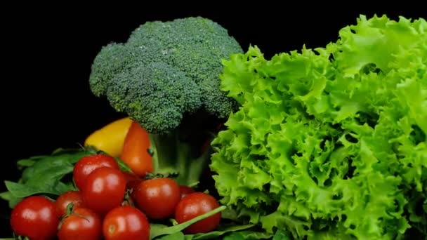 Taze yeşil salata, brokoli, domates ve diğer sebzeler kareli arka planda dönüyor.. — Stok video