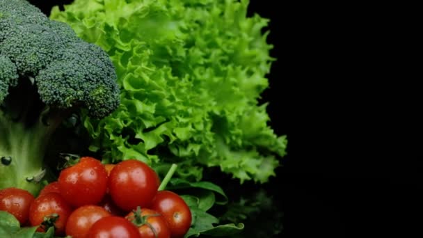 Свежий зеленый салат, брокколи, помидоры и другие овощи вращаются на клетчатом фоне. — стоковое видео
