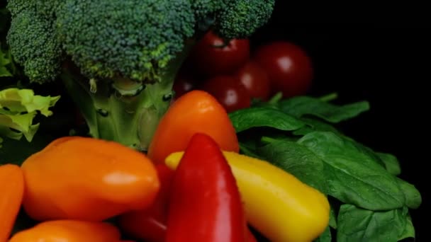 Broccoli verdi freschi pomodorini ciliegini, spinaci, peperoni ruotanti su fondo nero. Shopping, concetto di alimentazione sana. — Video Stock