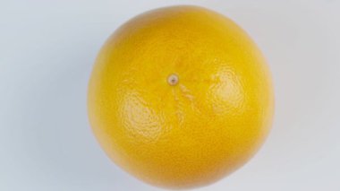 Beyaz arkaplan ile dönen greyfurt