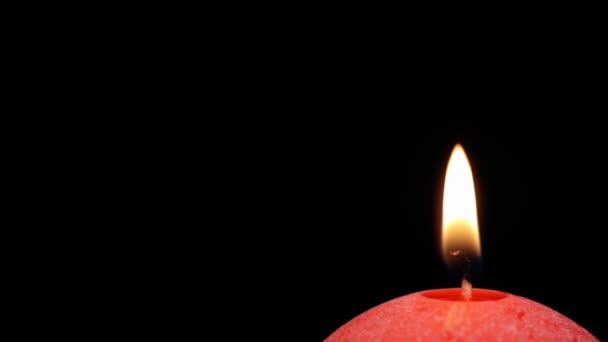 Červená svíčka hoří a jde ven a dává krásný kouř na černém pozadí — Stock video