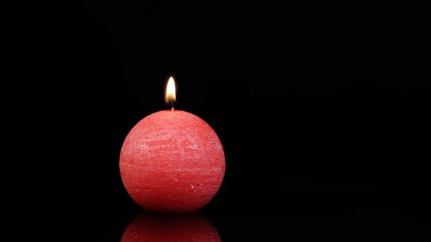 燃烧着的红色蜡烛使黑色背景上的漩涡紧密相连 — 图库视频影像