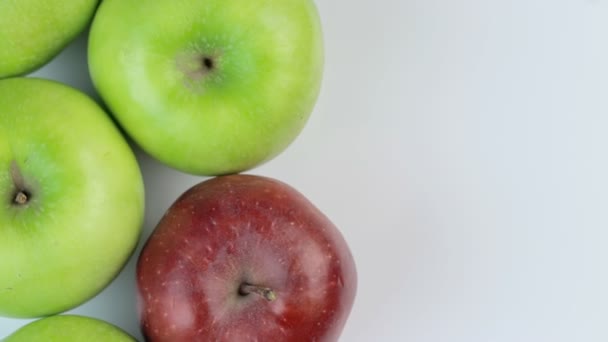 新鮮な赤と緑のリンゴが白い背景にあります。回転 — ストック動画