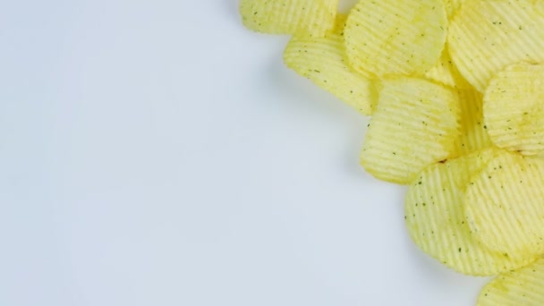 Kartoffelchips Makro weißen Hintergrund. Ungesunde Junk-Food-Nahaufnahmen rotieren. Raum für Text — Stockvideo