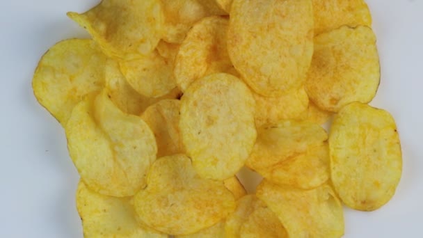 Классические картофельные чипсы вращаются на белом фоне. — стоковое видео