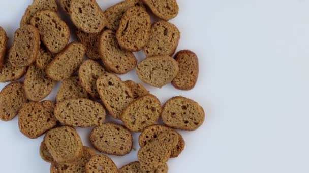 Раби темно-пшеничного хліба кружляють по колу на білому тлі. Концепція здорової їжі без глютену — стокове відео