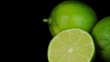  Metin için bir daire, siyah arkaplan ve boşluk içinde dönen taze limonlar.