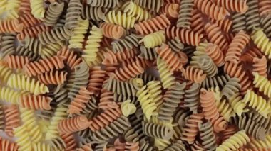 Arkaplan olarak renkli spiral makarna, saat yönünde döndür.
