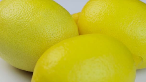 Limones frescos girando en círculo, fondo blanco y espacio para el texto. — Vídeos de Stock