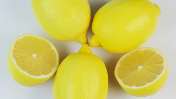 Limones frescos giratorios sobre fondo blanco — Vídeos de Stock