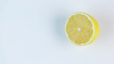 Çemberde dönen taze limonlar, metin için beyaz arkaplan ve boşluk.