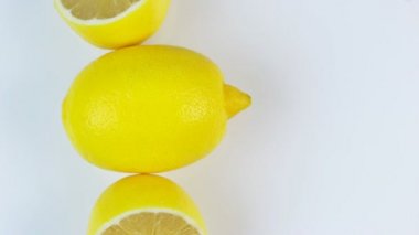 Çemberde dönen taze limonlar, metin için beyaz arkaplan ve boşluk.