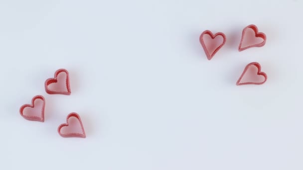 Serca obracają się zgodnie z ruchem wskazówek zegara na białym tle, Walentynki i wszystkich miłośników. Wzór. — Wideo stockowe